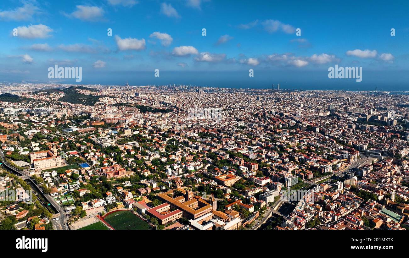 Création d'une vue aérienne de la ville de Barcelone Skyline, quartier de Sarria-Sant Gervasi, Basilique Sagrada Familia, Catalogne, Espagne Banque D'Images