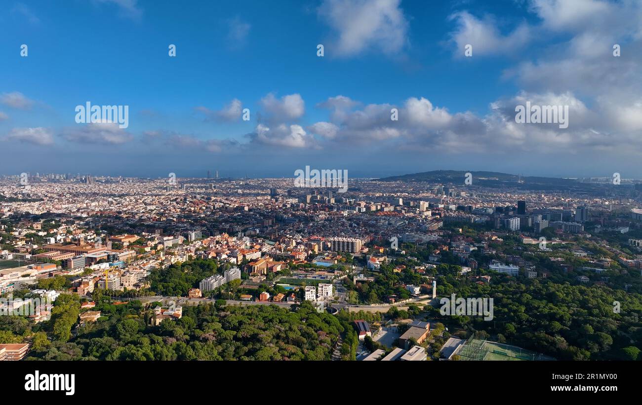 Création d'une vue aérienne de la ville de Barcelone Skyline, quartier de Sarria-Sant Gervasi, Basilique Sagrada Familia, Catalogne, Espagne Banque D'Images