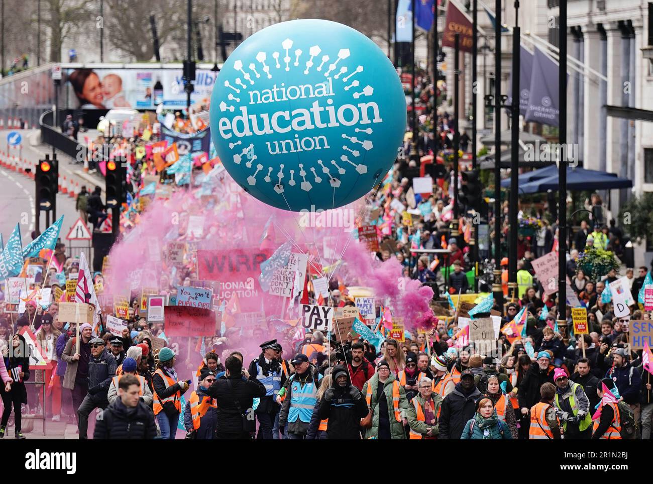 Photo du dossier datée du 15/3/2023, de membres en grève du Syndicat national de l'éducation (NEU), le Piccadilly march, en vue d'un rassemblement à Trafalgar Square, dans le centre de Londres. Deux syndicats d'enseignants ont ouvert de nouveaux bulletins de vote pour une action de grève après avoir rejeté la récente offre de rémunération du gouvernement. Les membres de l'Association nationale des enseignants en chef (NAHT) et du Syndicat national de l'éducation (NEU) ont rejeté l'offre de rémunération et de conditions de travail et les bulletins de vote des membres pour voter sur l'action industrielle ouverte lundi. Date de publication : mercredi 15 mars 2023. Banque D'Images