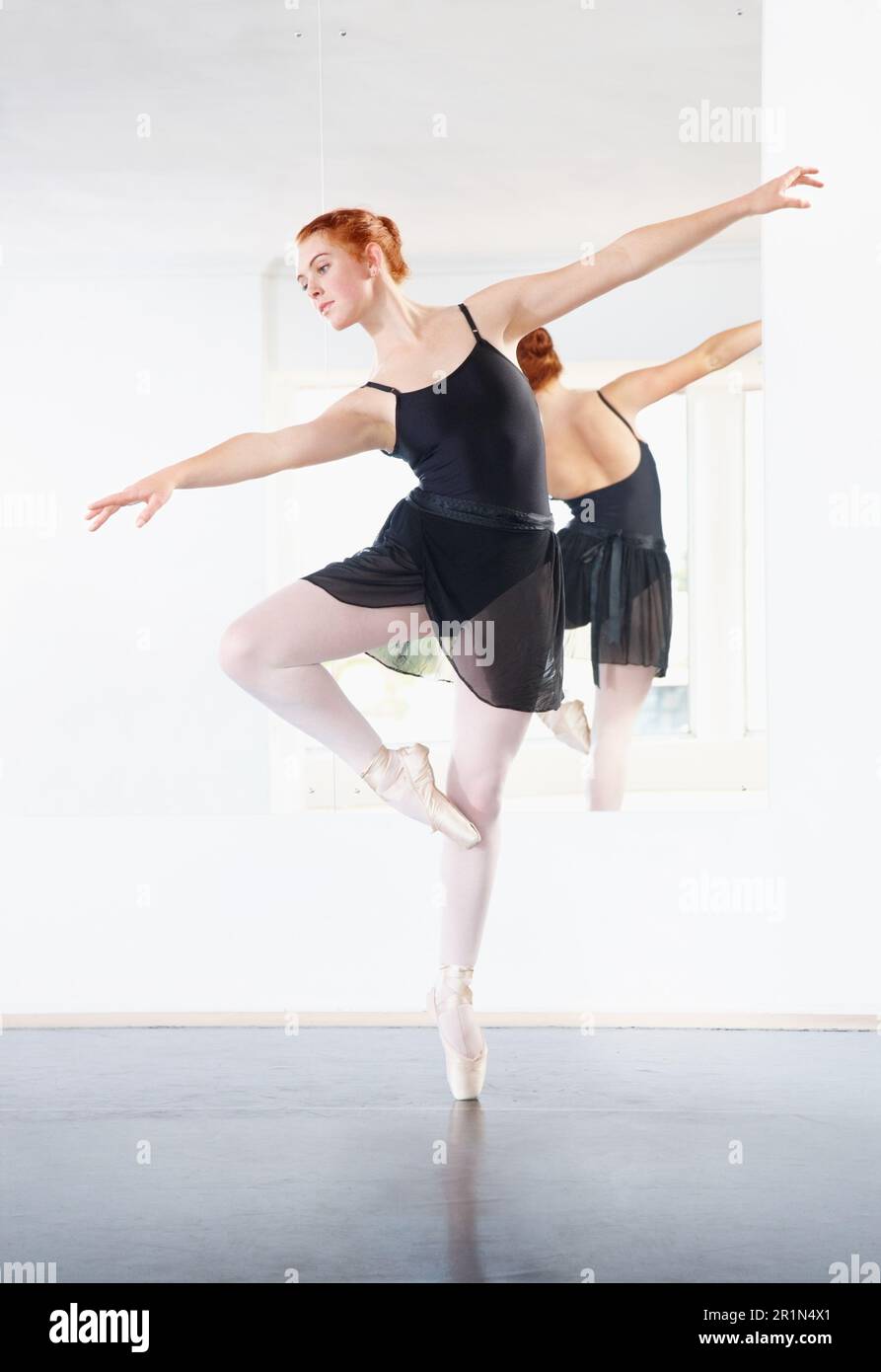 Ballerine, ballet et femme dansent en classe, jeune danseuse en répétition avec art et grâce en studio. Femme à pointe poser, équilibre et Banque D'Images