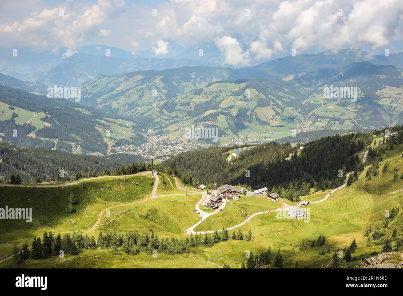 Nature montagneuse pittoresque en Autriche. Paysage d'été des Green Mountains à Flachau. Scène extérieure européenne. Banque D'Images