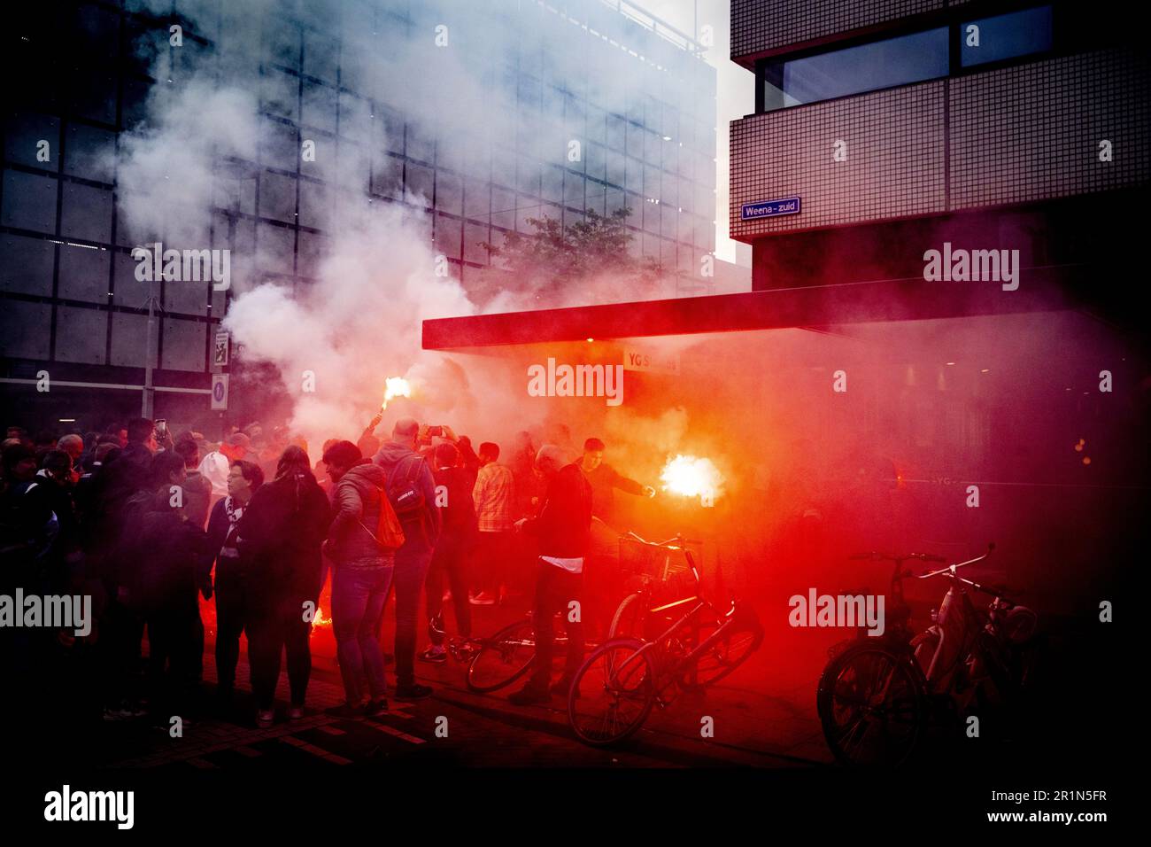 ROTTERDAM - les fans de football font la queue pour rendre hommage à Feyenoord. Le club de football de Rotterdam a remporté le championnat national et sera honoré sur le Coolsingel. ANP ROBIN UTRECHT pays-bas - belgique sortie Banque D'Images