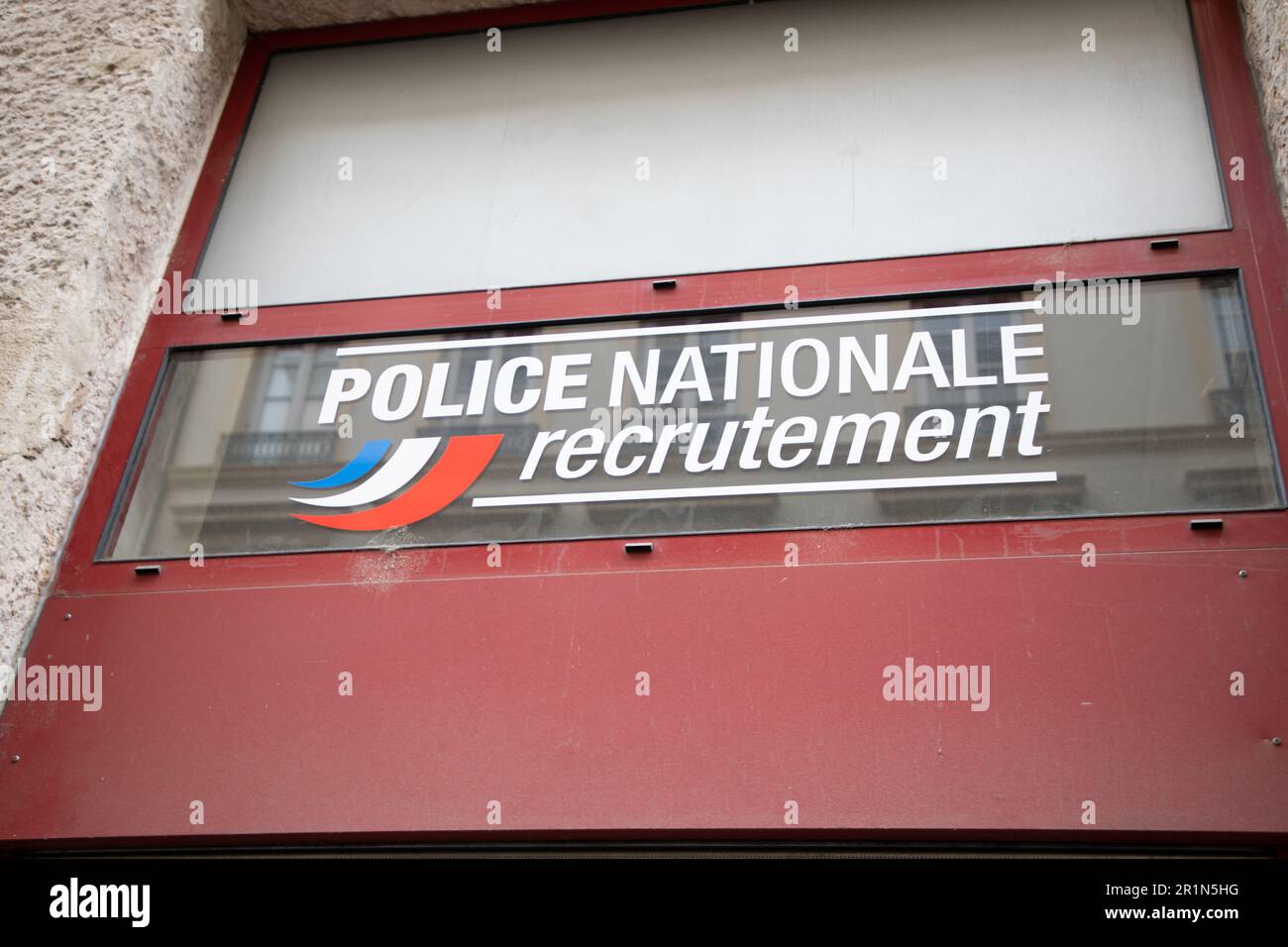 Bordeaux , Aquitaine France - 02 27 2023 : police nationale recrutement logo marque et texte signe police française recrutement fenêtres bureau Banque D'Images