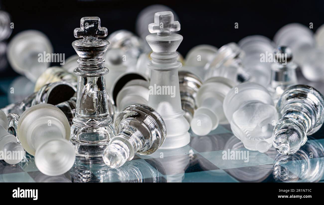 Jeu de plateau d'échecs en verre dans fond noir, focus sélectif sur King, leadership, concept gagnant Banque D'Images