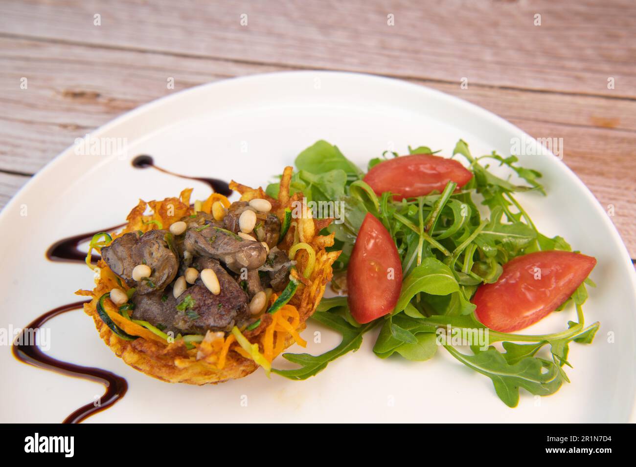 Recette pour les abats de volaille dans un nid de pommes de terre