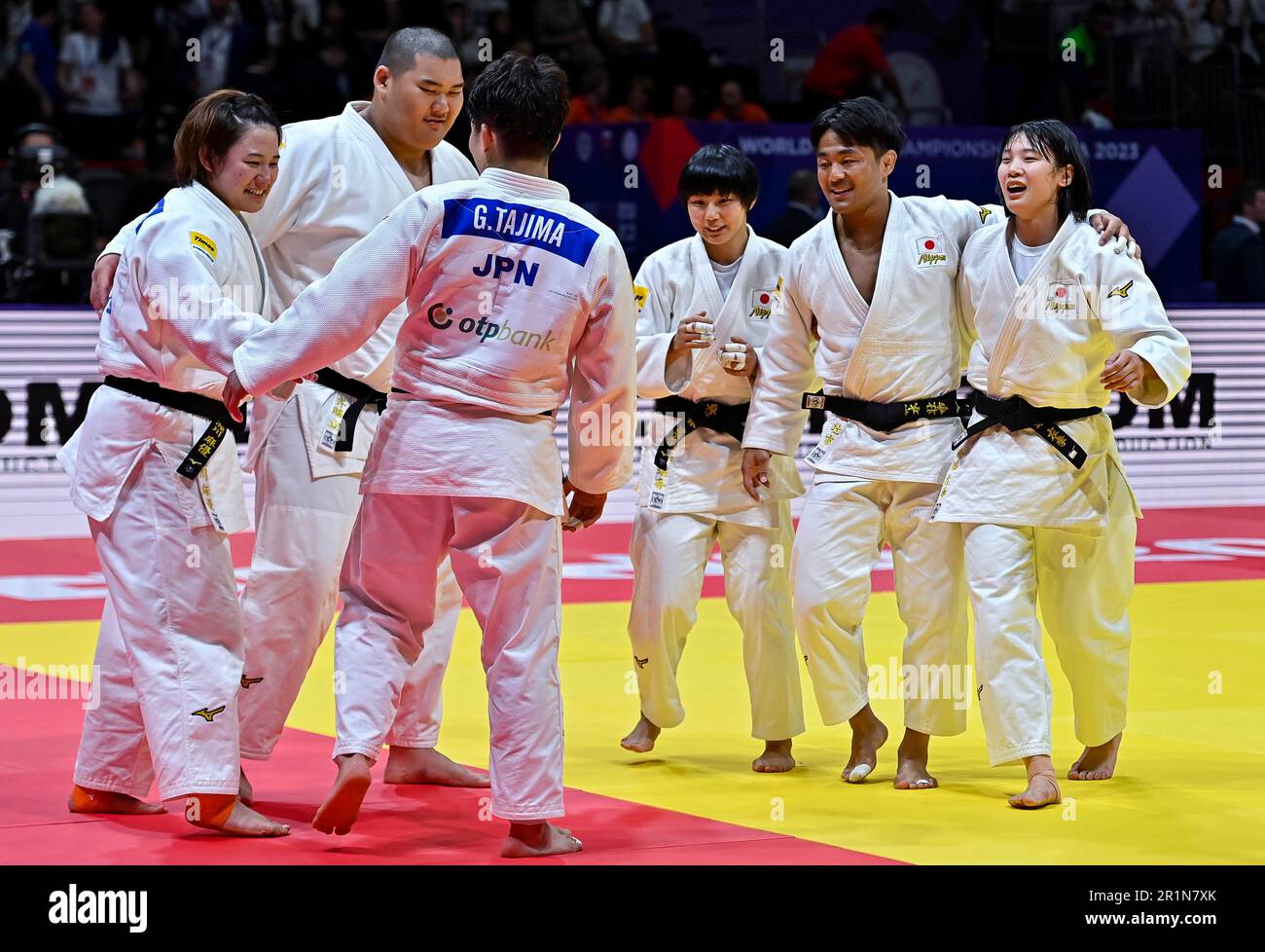 Doha. 14th mai 2023. L'équipe du Japon célèbre après avoir remporté le match de médaille d'or de l'épreuve d'équipe mixte aux Championnats du monde de judo Doha 2023 à Doha, au Qatar, sur 14 mai 2023. Credit: Nikku/Xinhua/Alay Live News Banque D'Images