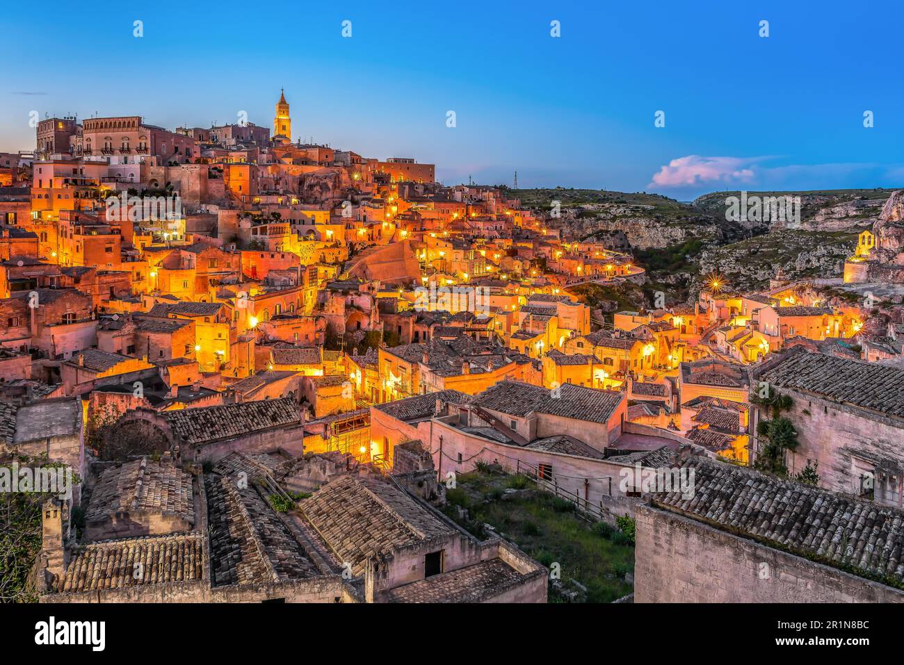 Vue panoramique de la ville de Matera à Apulia en Italie de nuit Banque D'Images