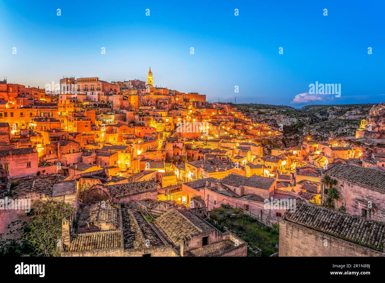 Vue panoramique de la ville de Matera à Apulia en Italie de nuit Banque D'Images