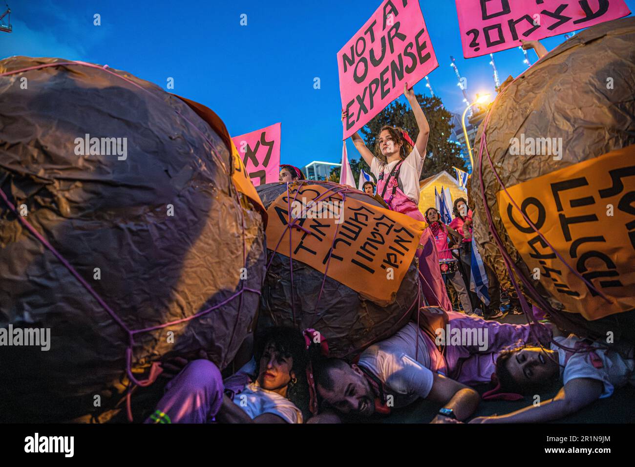 Tel Aviv, Israël. 13th mai 2023. Les membres anti-réforme du 'Pink Front' protestent contre le budget du gouvernement israélien de droite et le coût élevé de la vie lors d'une manifestation contre la révision légale. Crédit : SOPA Images Limited/Alamy Live News Banque D'Images