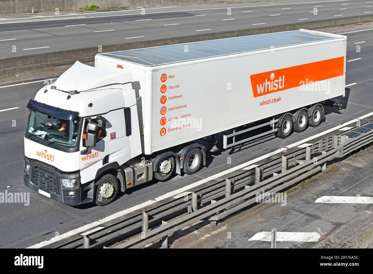 Cabine avant et publicité sur vue latérale camion et semi-remorque hgv roulant sur l'autoroute M25 siffl poste une entreprise de livraison de courrier en Angleterre au Royaume-Uni Banque D'Images Cabine avant et publicité sur vue latérale camion et semi-remorque hgv roulant sur l'autoroute M25 siffl poste une entreprise de livraison de courrier en Angleterre au Royaume-Uni Banque D'Images