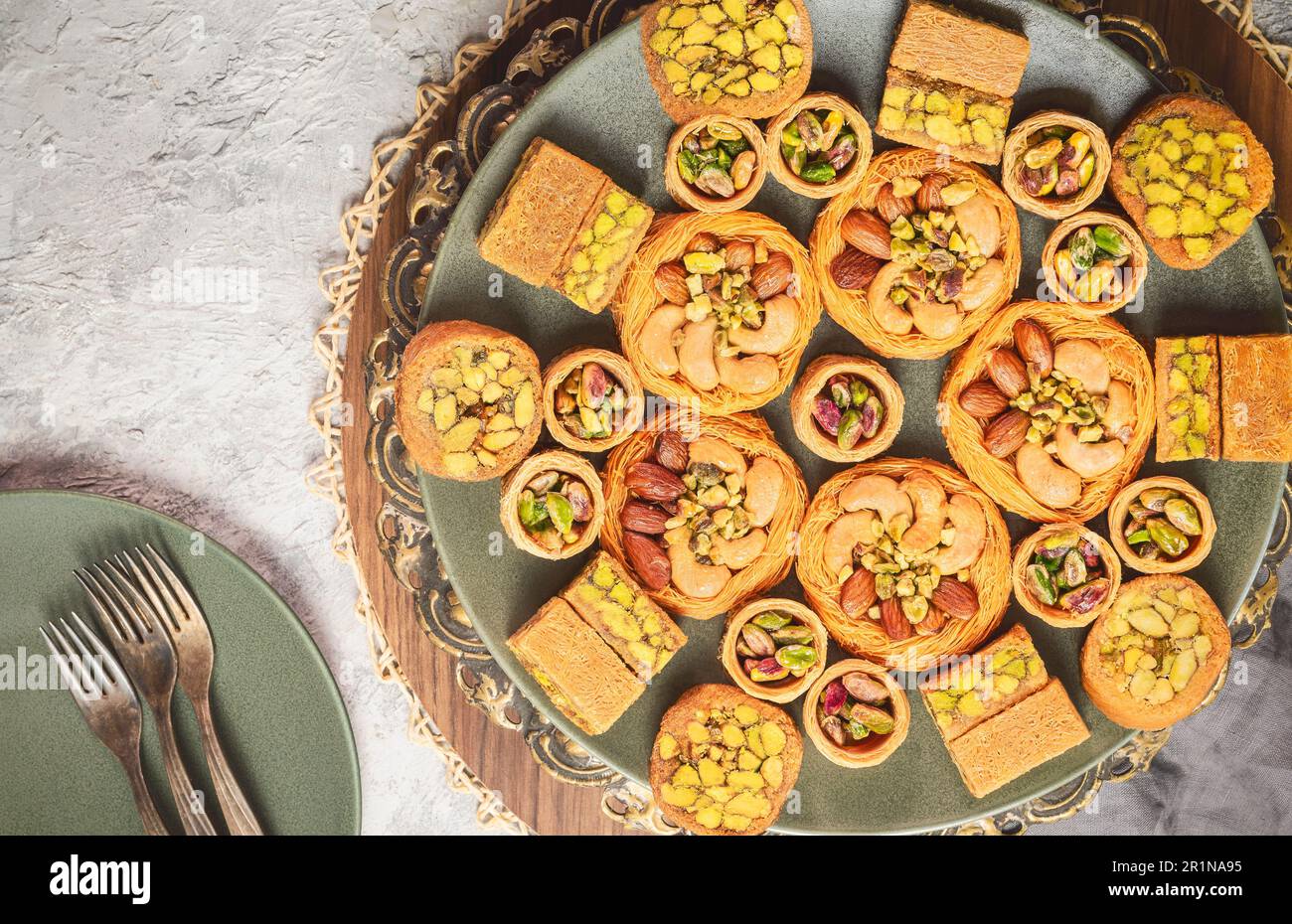 Cuisine arabe : desserts du Moyen-Orient. Une délicieuse collection de desserts traditionnels du Ramadan. Servi avec des noix savoureuses, du sirop de miel et du sirop de sucre. Banque D'Images