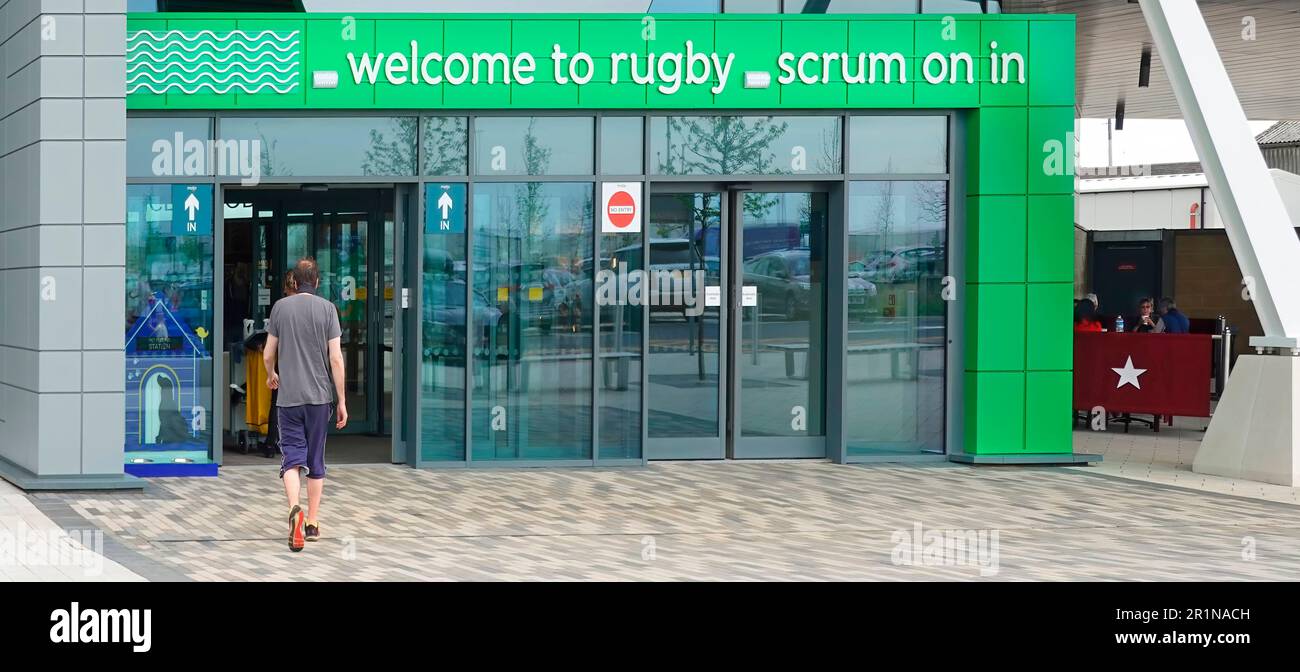 Panneau d'entrée et de bienvenue sur la nouvelle moto Rugby M6, services d'autoroute, magasins et toilettes, restrictions Covid pandémiques à la place Warwickshire, Angleterre, Royaume-Uni Banque D'Images