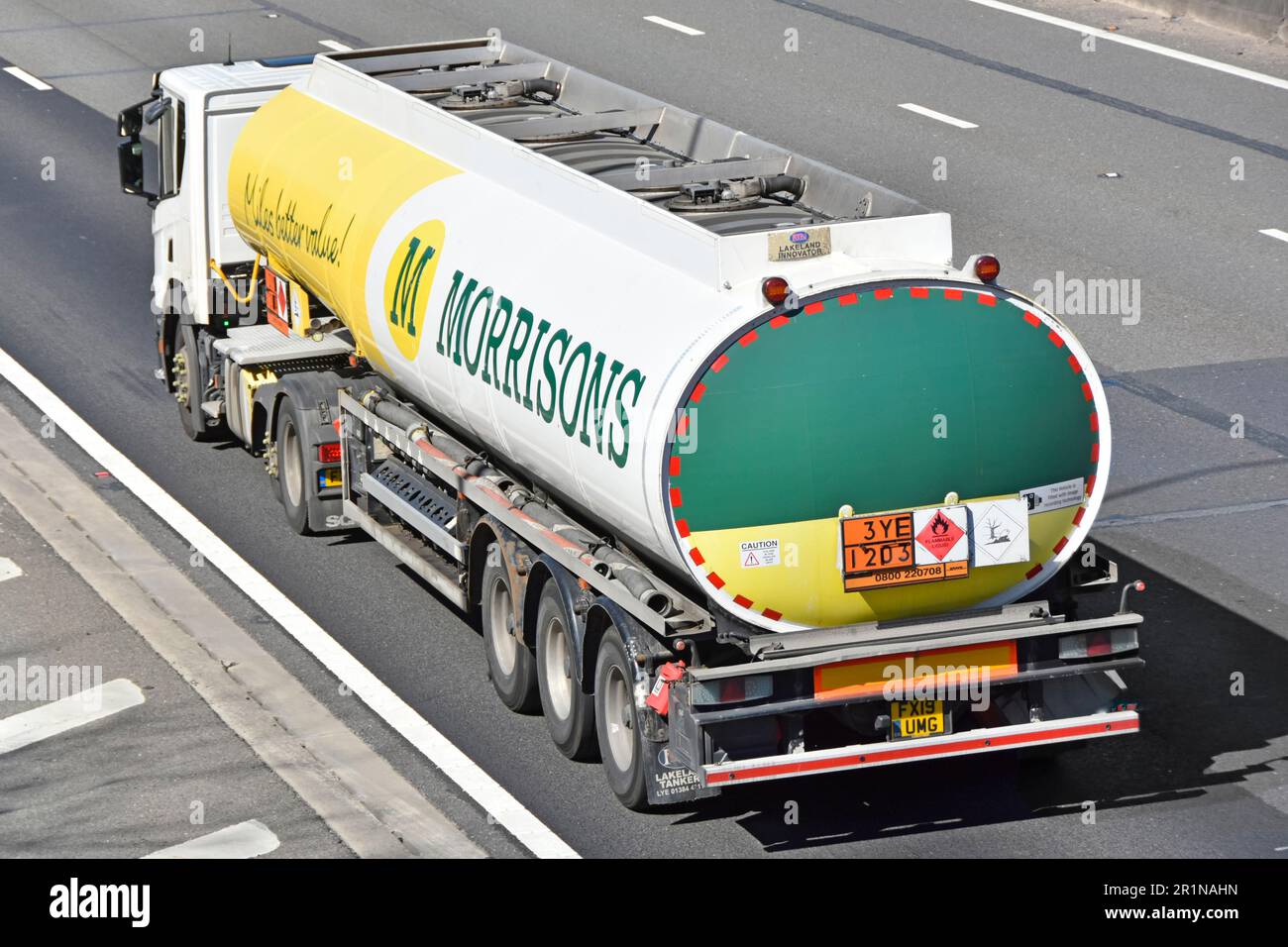 Vue latérale arrière de l'antenne vue aérienne Volvo hgv camion POWER Unit & Morrisons supermarché livraison de carburant dans semi-remorque articulée plaque d'avertissement Hazchem Royaume-Uni Banque D'Images