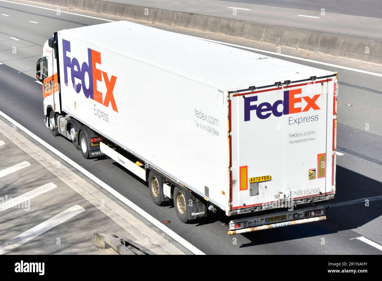 Vue latérale arrière de l'antenne HAM transport Business Groupe moteur de camion Volvo hgv et semi-remorque à carrosserie rigide FedEx Express M25 route d'autoroute Essex Royaume-Uni Banque D'Images
