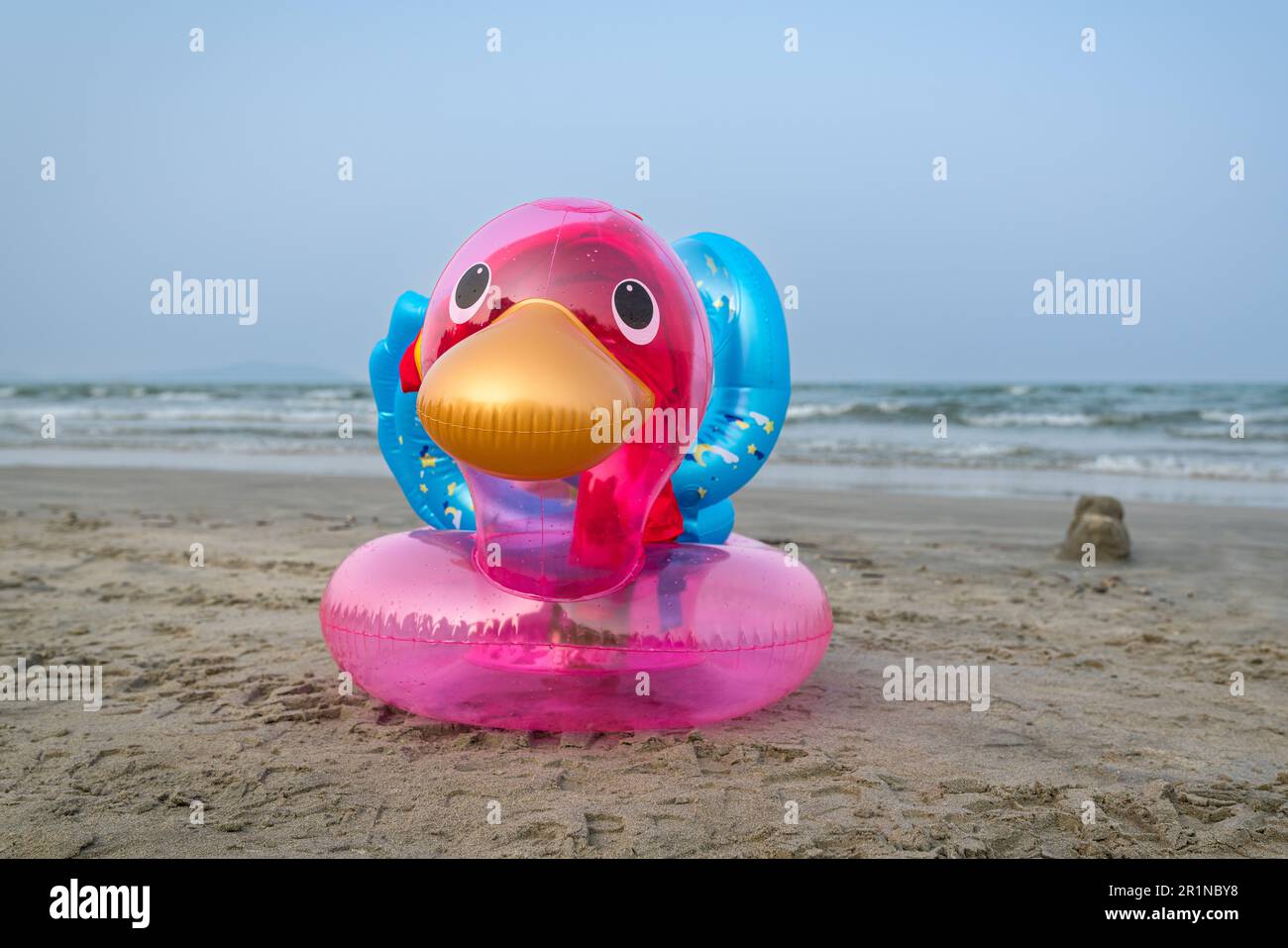 Canard gonflable sur une plage de sable. Mer et ciel bleu à l'arrière-plan. Vacances d'été et concept de vacances. Banque D'Images
