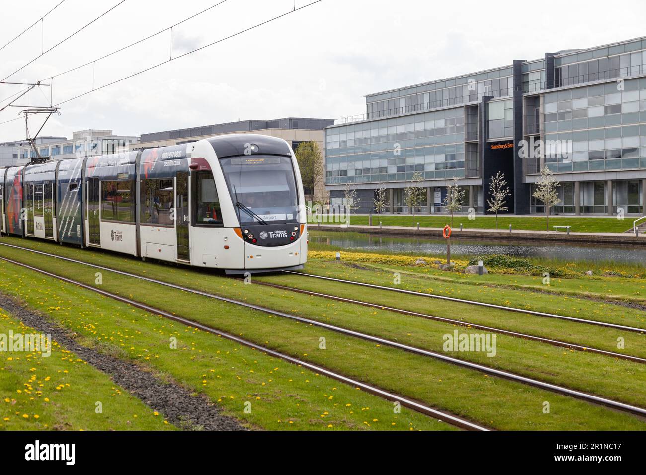 Un tramway dans le parc d'activités d'Edinburgh Park à South Gyle, Edimbourg, Ecosse Banque D'Images