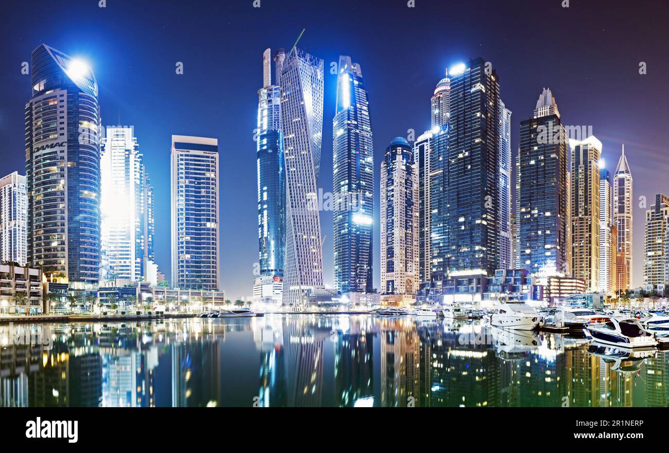 Vue panoramique sur la marina du canal de Dubaï la nuit, Émirats arabes Unis Banque D'Images