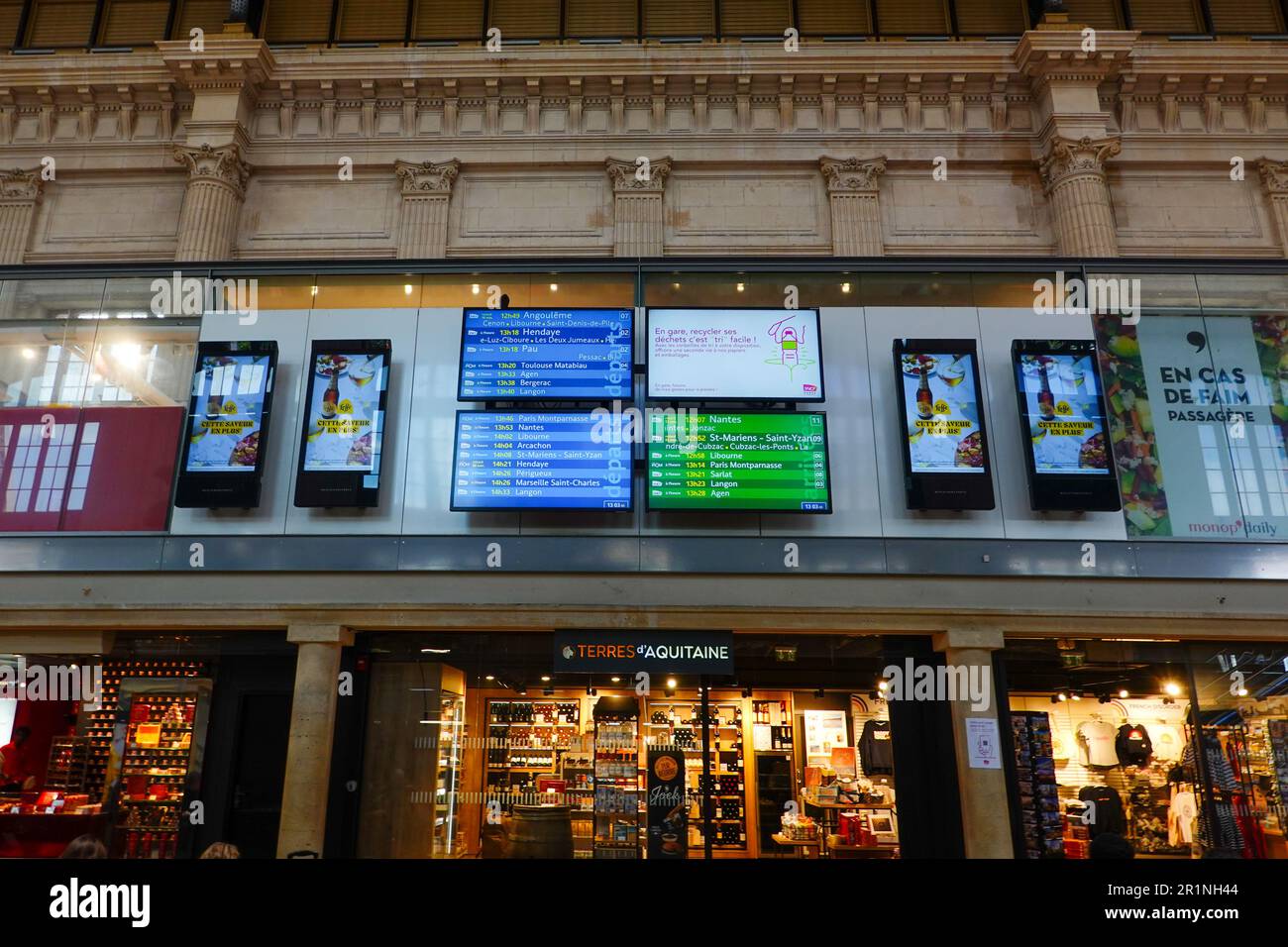 Tableaux de départ et d'arrivée à l'intérieur de la gare de Bordeaux-Saint-Jean, Bordeaux, France. Banque D'Images