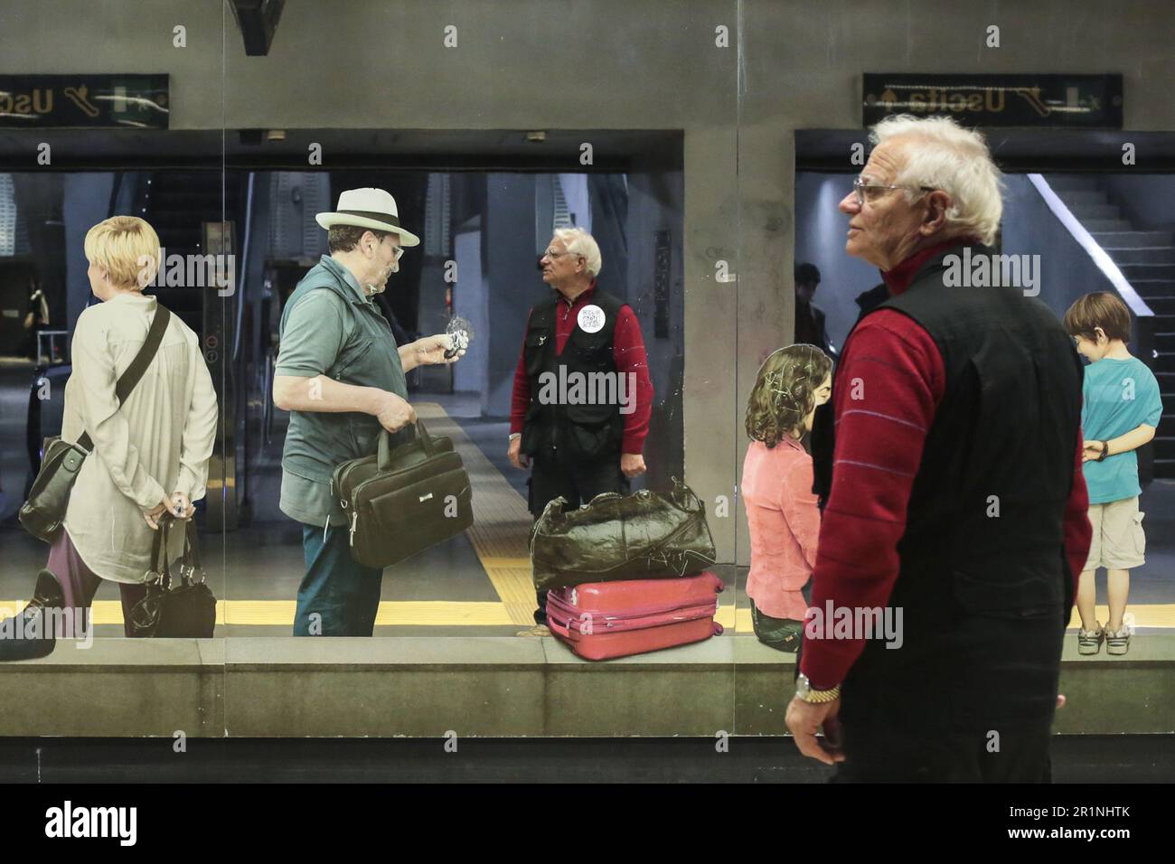 Naples, Italie. 14th mai 2023. Le travail de Michelangelo Pistoletto dans la station Garibaldi de la ligne 1 du métro de Naples. La ligne 1 du métro de Naples est également appelée stations d'art où divers artistes italiens et internationaux sont présents avec des œuvres d'art créées spécifiquement pour le site ou déjà produites. Crédit : Agence photo indépendante/Alamy Live News Banque D'Images