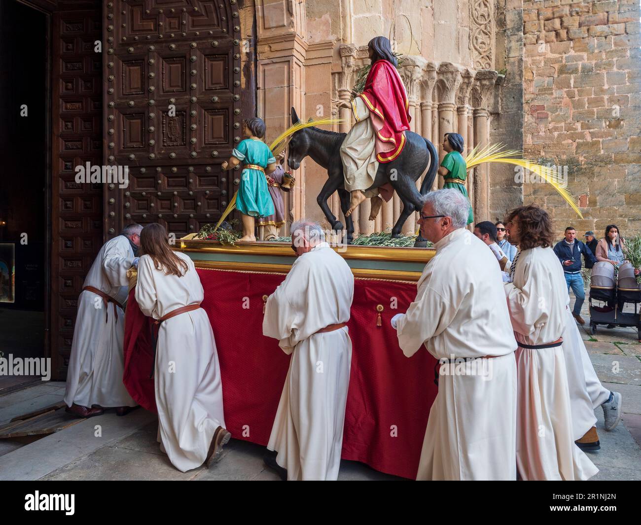 Moments de la procession du dimanche des palmes pendant la célébration de la semaine Sainte à Sigüenza, Guadalajara. Banque D'Images