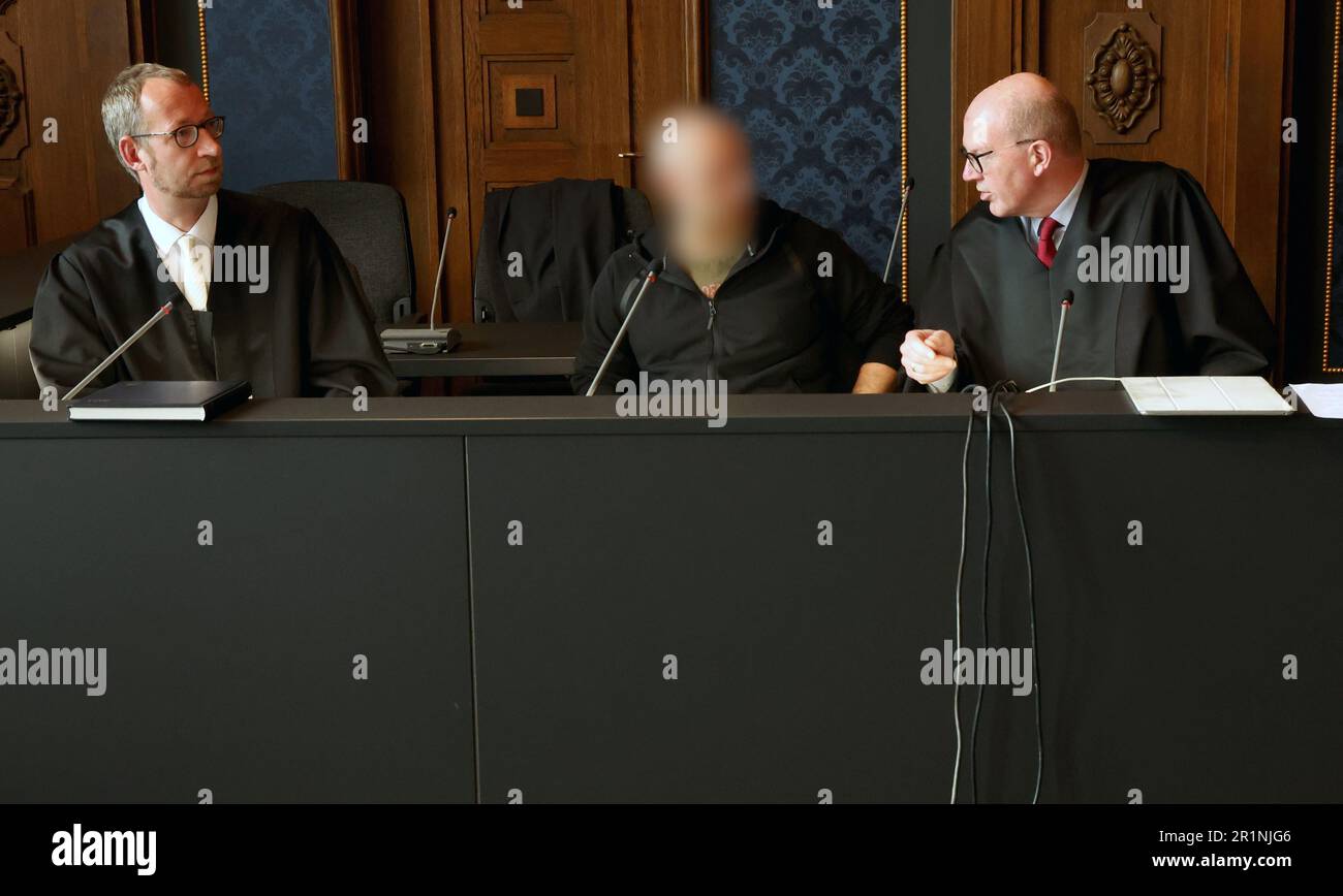 Schwerin, Allemagne. 15th mai 2023. Le défendeur dans le procès d'homicide involontaire prend place dans la salle d'audience entre ses avocats Andreas Lange(l) et Andreas Roter. Au tribunal régional de Schwerin, un homme de 44 ans a admis avoir tué sa fiancée après avoir visité ensemble un marché de Noël sur 11 décembre l'année dernière. Il avait été très ivre, a expliqué le défendeur par l'intermédiaire de son avocat au début du procès aujourd'hui, lundi. Credit: Bernd Wüstneck/dpa - ATTENTION: Personne(s) ont été pixelated pour des raisons juridiques/dpa/Alay Live News Banque D'Images