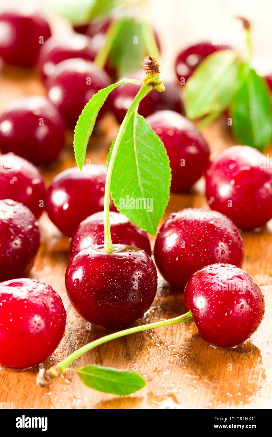 cerises mûres humides sur la table en bois Banque D'Images