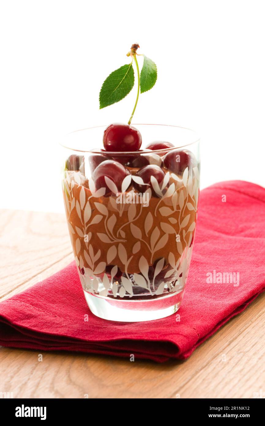 mousse au chocolat et cerises fraîches Banque D'Images
