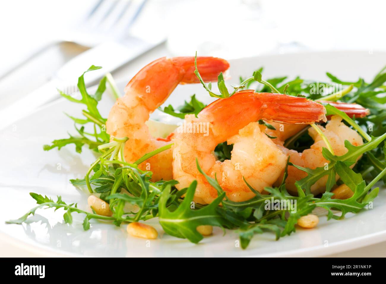Avec salade de roquette et crevettes Crevettes ou Banque D'Images