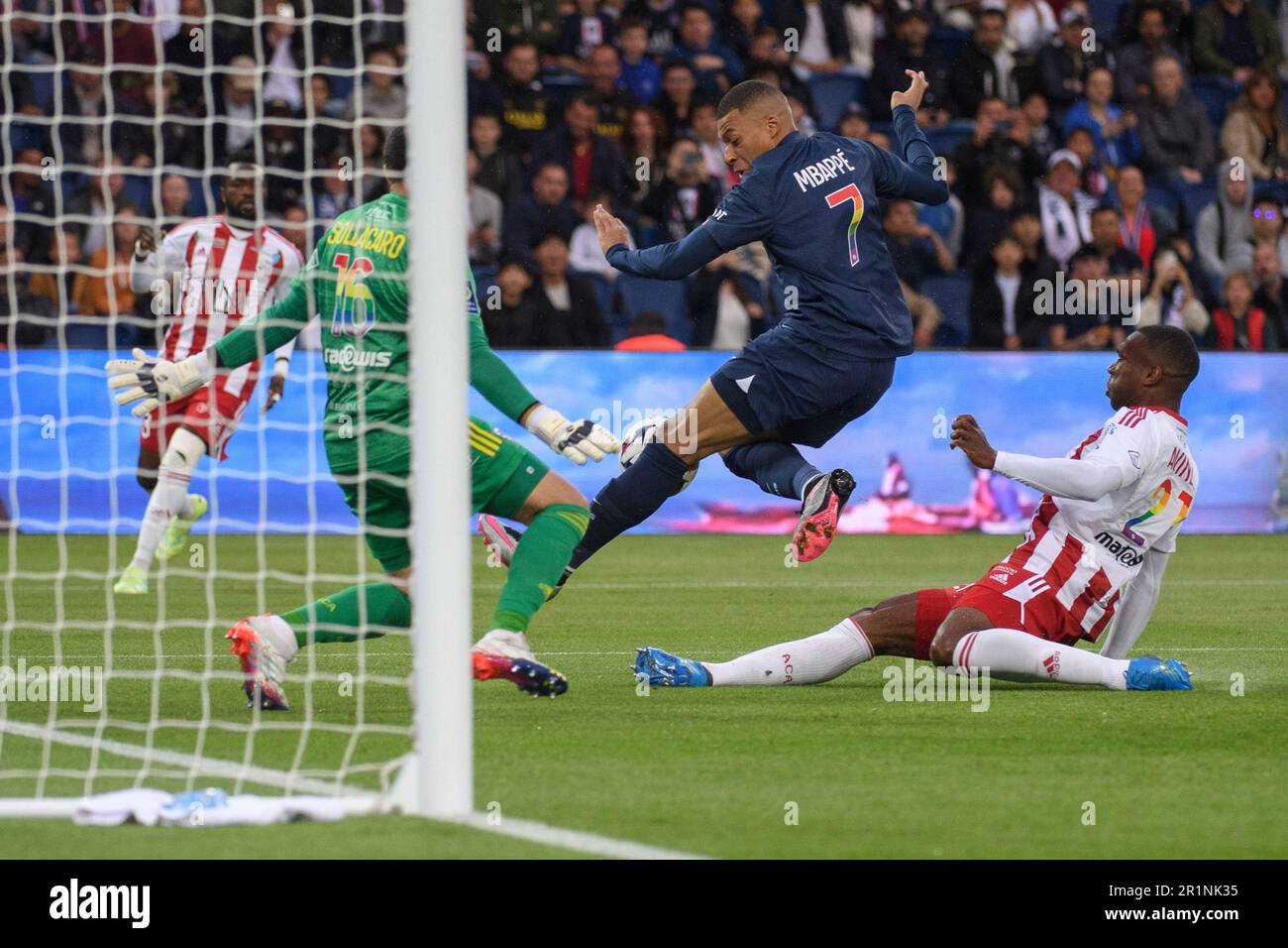 Julien Mattia / le Pictorium - Paris Saint Germain accueillera AC Ajaccio au Parc des Princes, 13 mai 2023 - 13/05/2023 - France / Ile-de-France (région) / Paris - Kylian Mbappe lors du match entre Paris Saint Germain et AC Ajaccio au Parc des Princes, 13 mai 2023. Banque D'Images