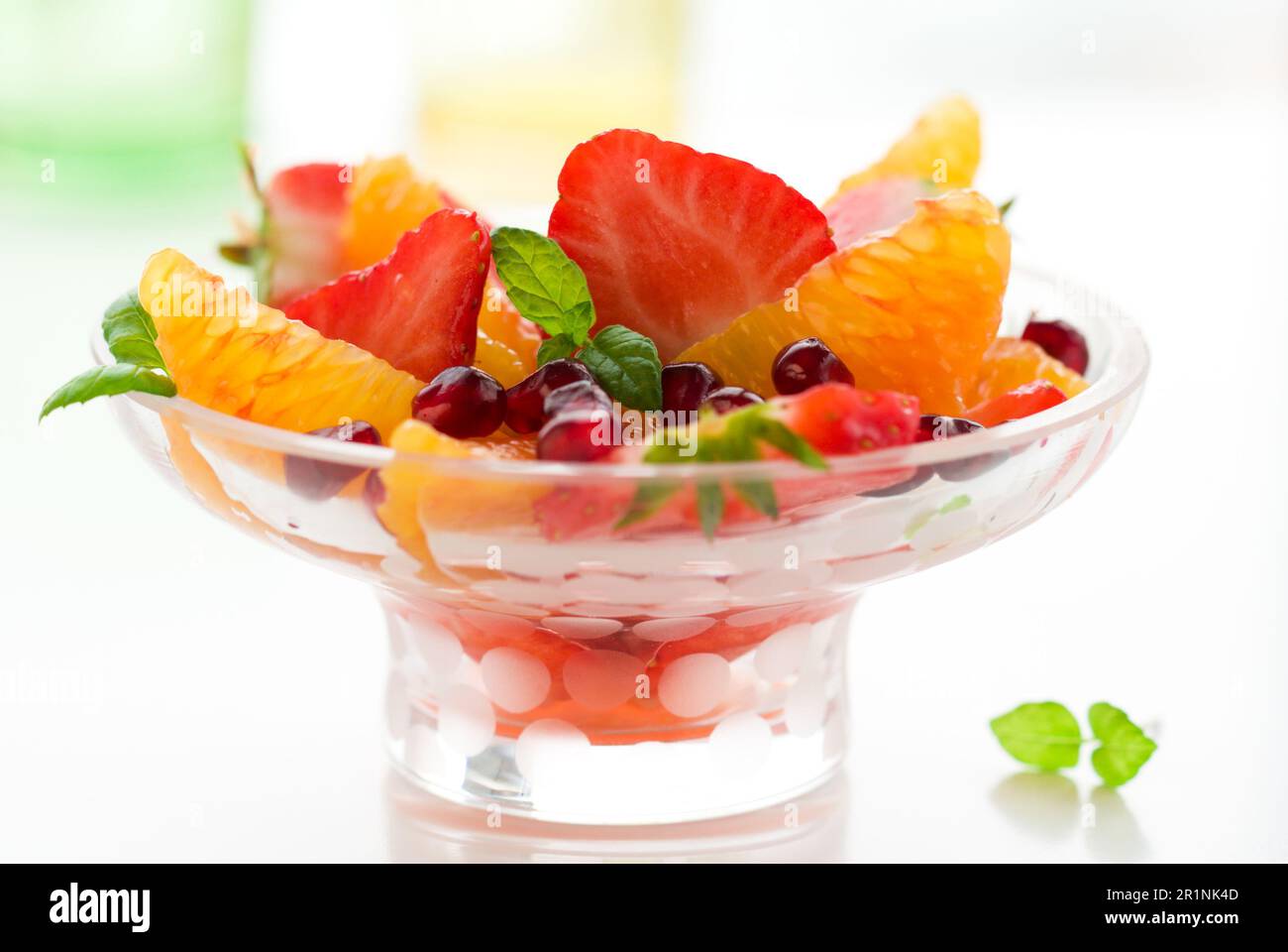 Dessert de fraise, d'orange, de graines de grenade et de menthe Banque D'Images