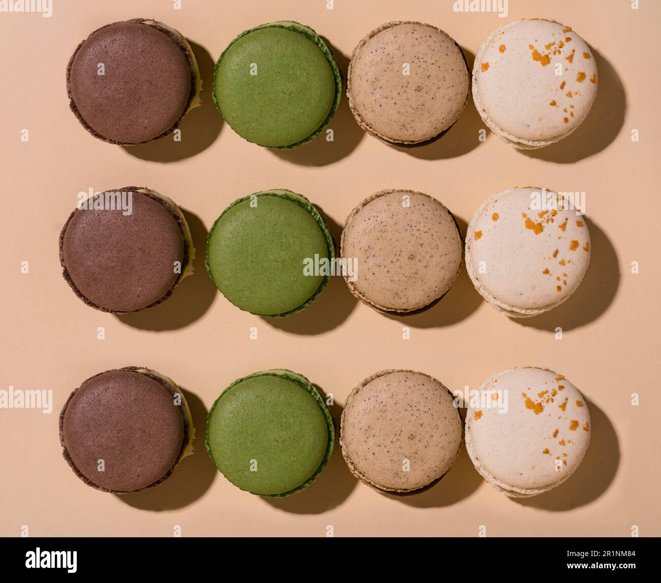Ensemble de douze macarons français colorés. Etat déplié Banque D'Images