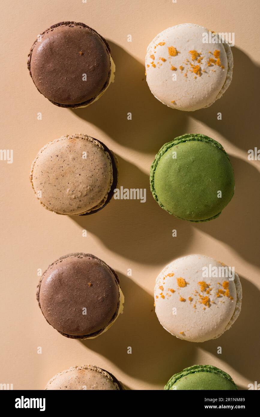 Motif d'un macarons coloré, plat avec une longue ombre Banque D'Images