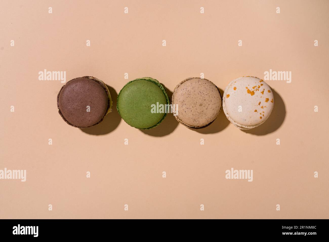 Ensemble de quatre macarons français colorés. Etat déplié Banque D'Images