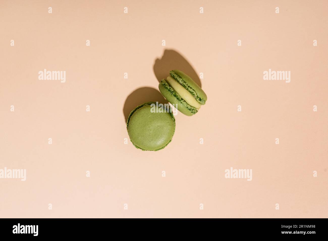 Deux macarons français verts, lit à plat, vue sur le dessus Banque D'Images
