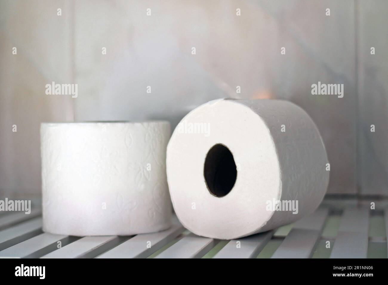 Rouleaux de papier toilette sur une table dans la salle de bains. Banque D'Images