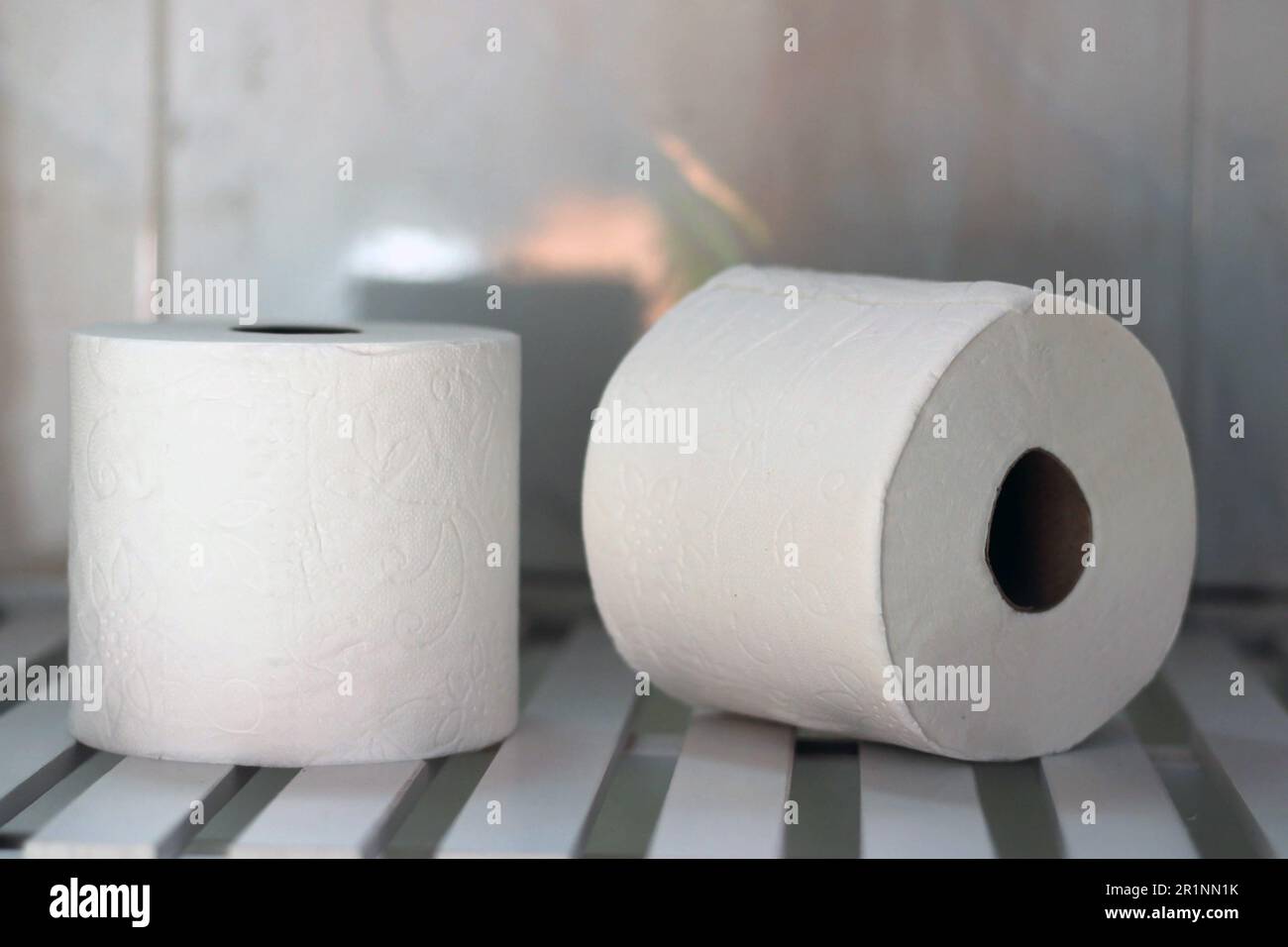 Rouleaux de papier toilette sur une table dans la salle de bains. Banque D'Images