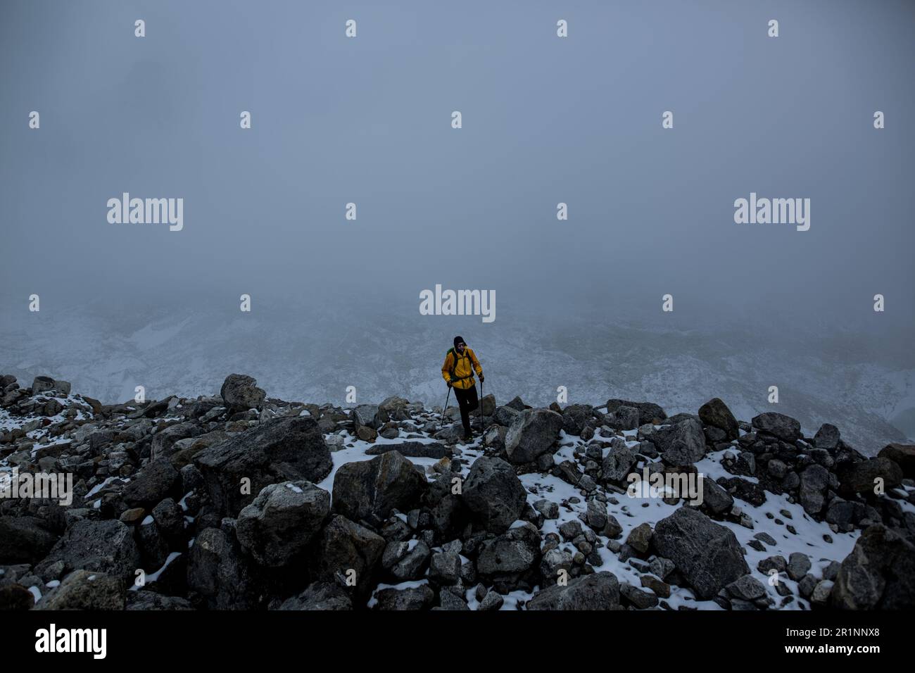 Un homme part du camp de base de l'Everest dans une tempête sombre. Banque D'Images Un homme part du camp de base de l'Everest dans une tempête sombre. Banque D'Images