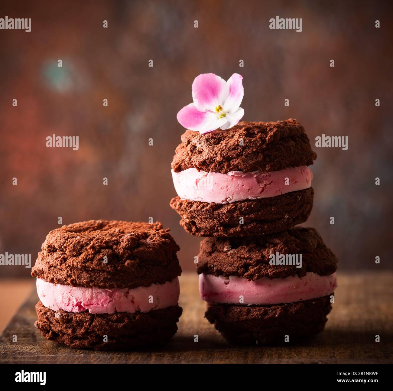 Petits gâteaux faits maison à la crème glacée, à la framboise et au chocolat Banque D'Images