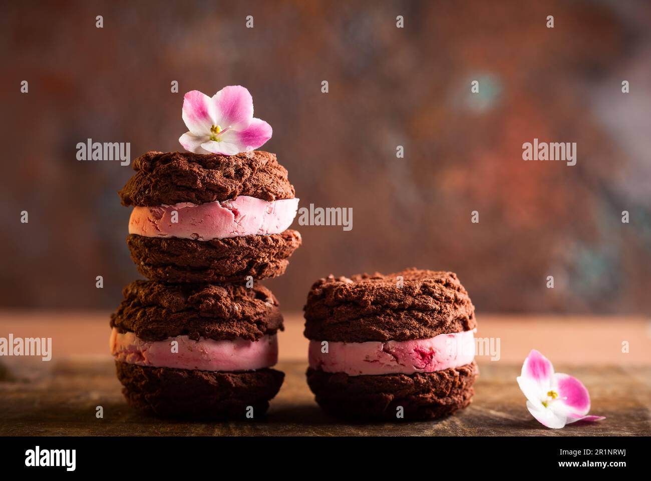 Petits gâteaux faits maison à la crème glacée, à la framboise et au chocolat Banque D'Images