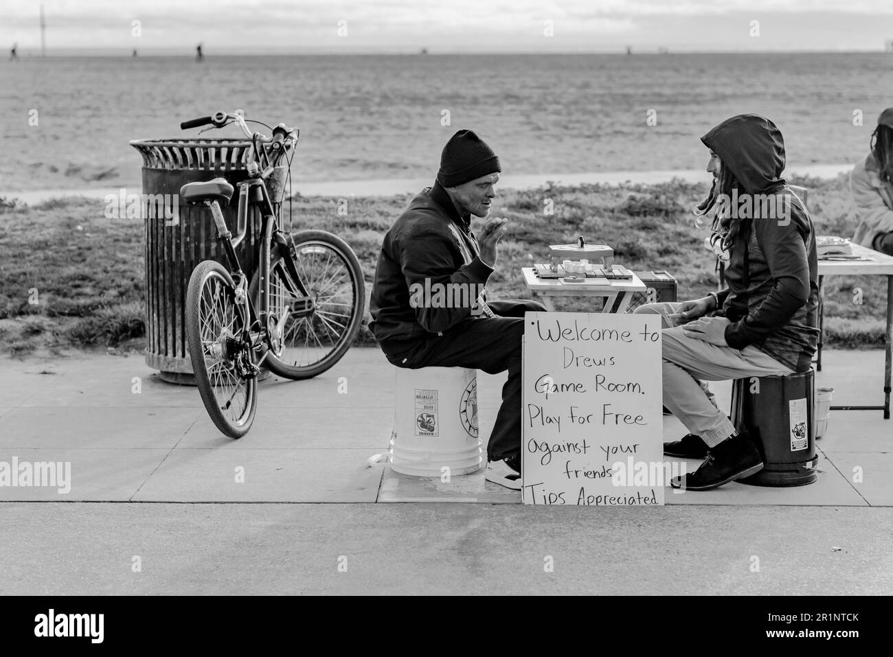 Deux hommes jouent à un jeu de société sur la promenade de Venise Banque D'Images