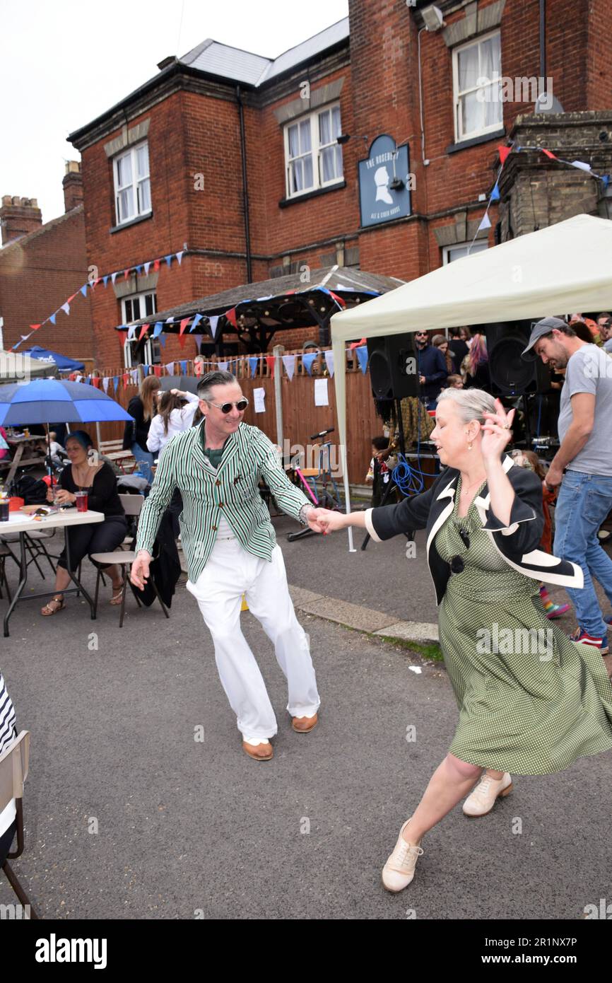 Street Party à l'extérieur du pub à Norwich pour le couronnement du roi Charles, Royaume-Uni, le 2023 mai Banque D'Images