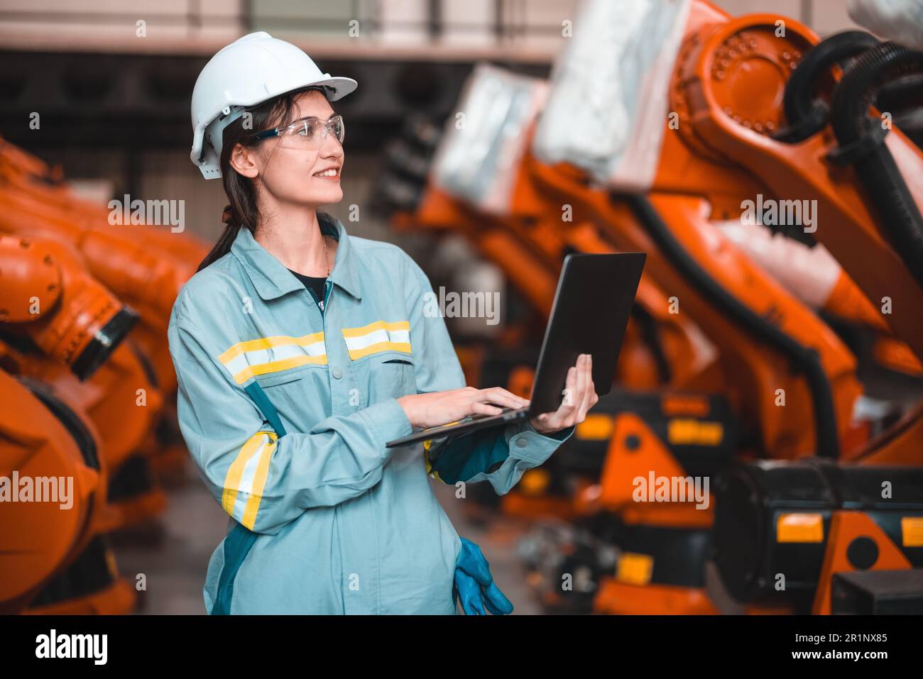 Un ingénieur robotique effectue une maintenance régulière en inspectant, testant et exécutant un test logiciel pour s'assurer que le robot reste dans un état standard.enregistrement, r Banque D'Images