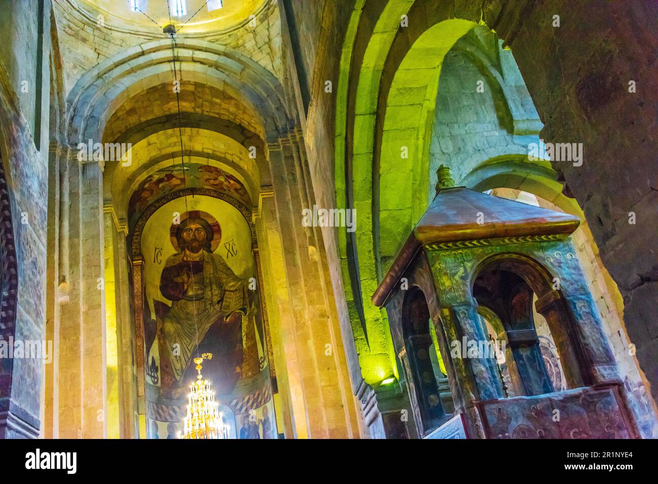 MTSKHETA (GÉORGIE) - le 25 octobre 2018 : l'intérieur de la cathédrale de Svetitskhoveli dans la ville historique de Mtskheta (Géorgie) Banque D'Images