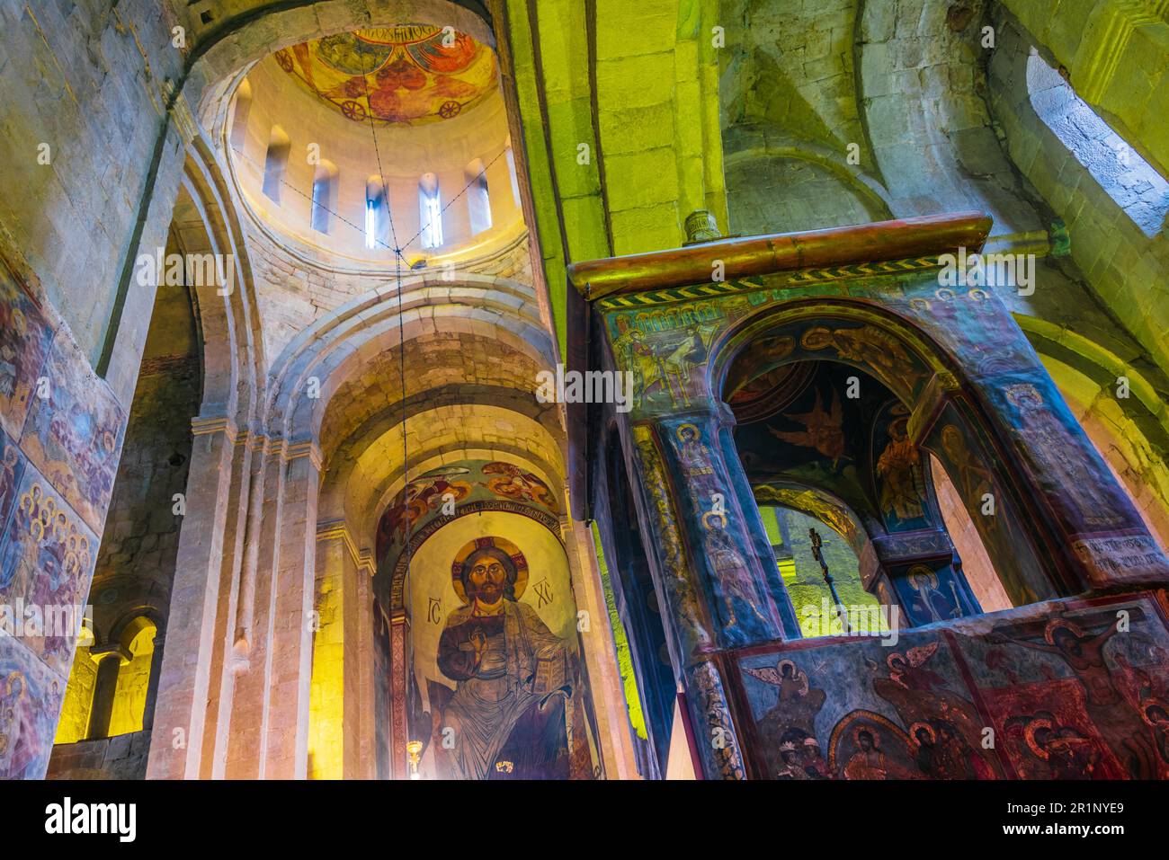 MTSKHETA (GÉORGIE) - le 25 octobre 2018 : l'intérieur de la cathédrale de Svetitskhoveli dans la ville historique de Mtskheta (Géorgie) Banque D'Images