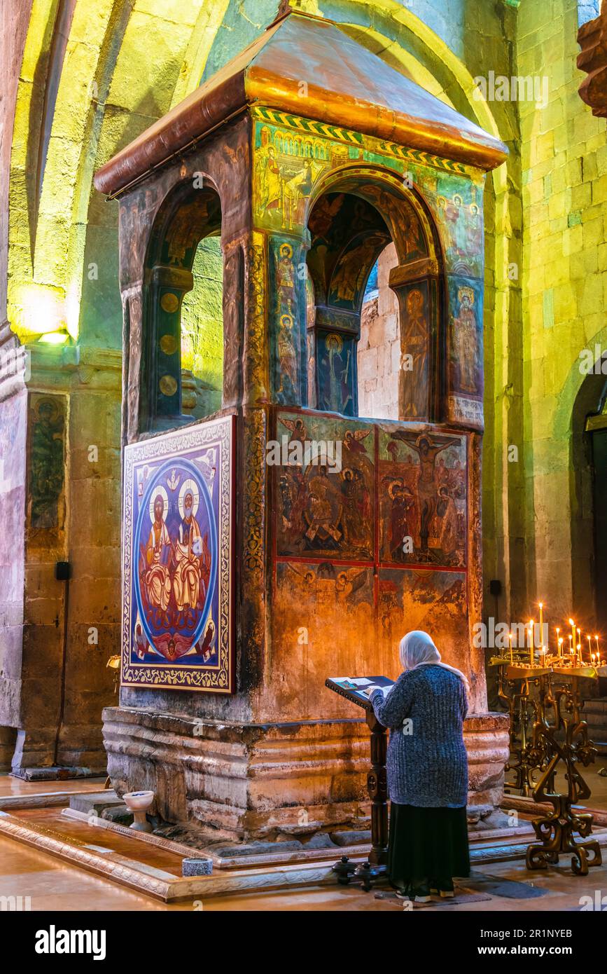 MTSKHETA (GÉORGIE) - le 25 octobre 2018 : l'intérieur de la cathédrale de Svetitskhoveli dans la ville historique de Mtskheta (Géorgie) Banque D'Images