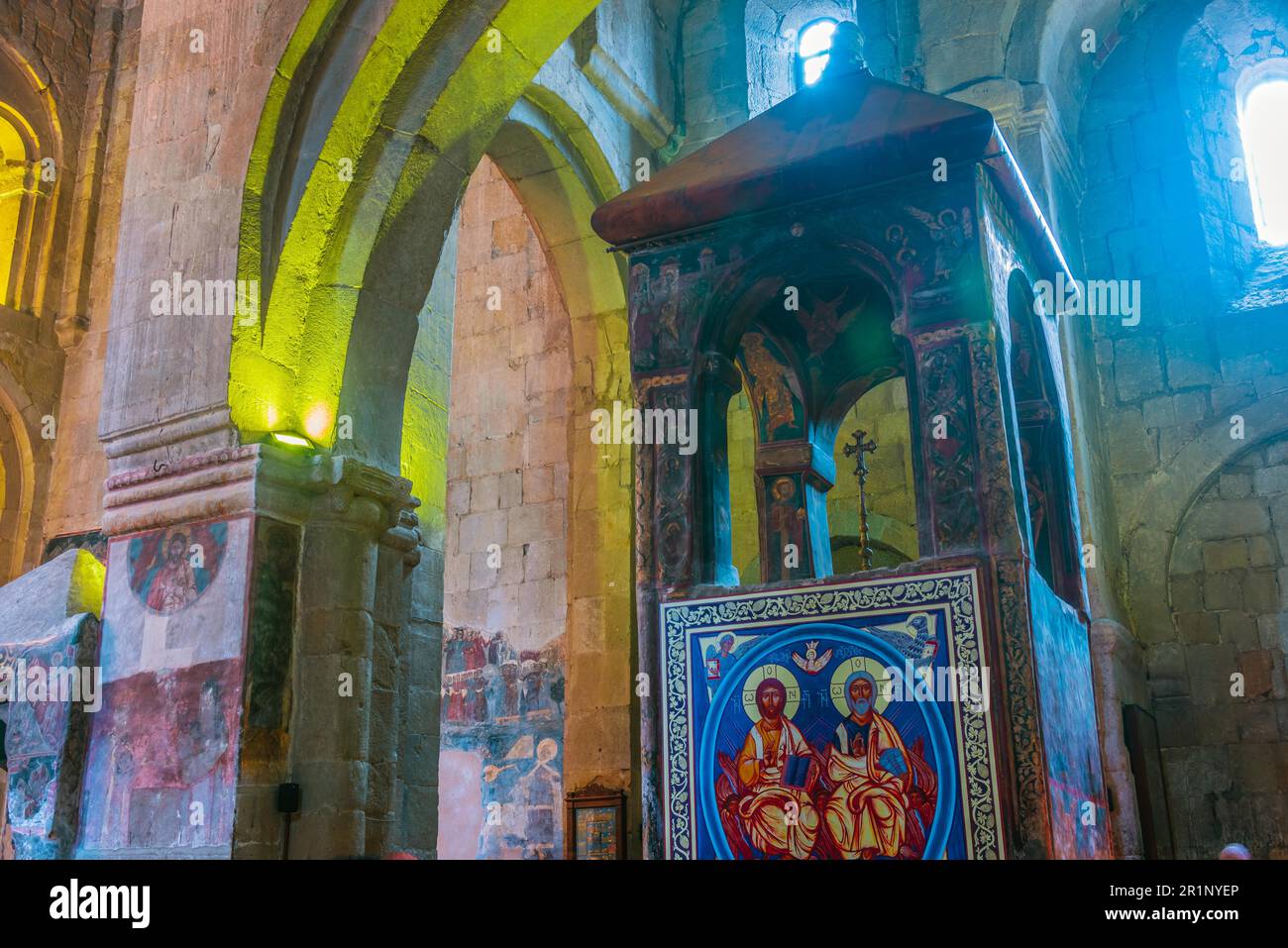 MTSKHETA (GÉORGIE) - le 25 octobre 2018 : l'intérieur de la cathédrale de Svetitskhoveli dans la ville historique de Mtskheta (Géorgie) Banque D'Images