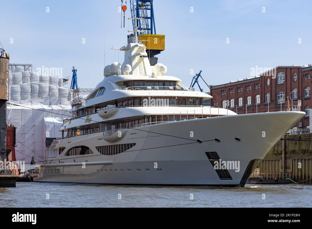 HamburgGermany - 22 avril 2023 : le yacht de luxe alaiya au chantier naval blohm voss à hambourg Banque D'Images