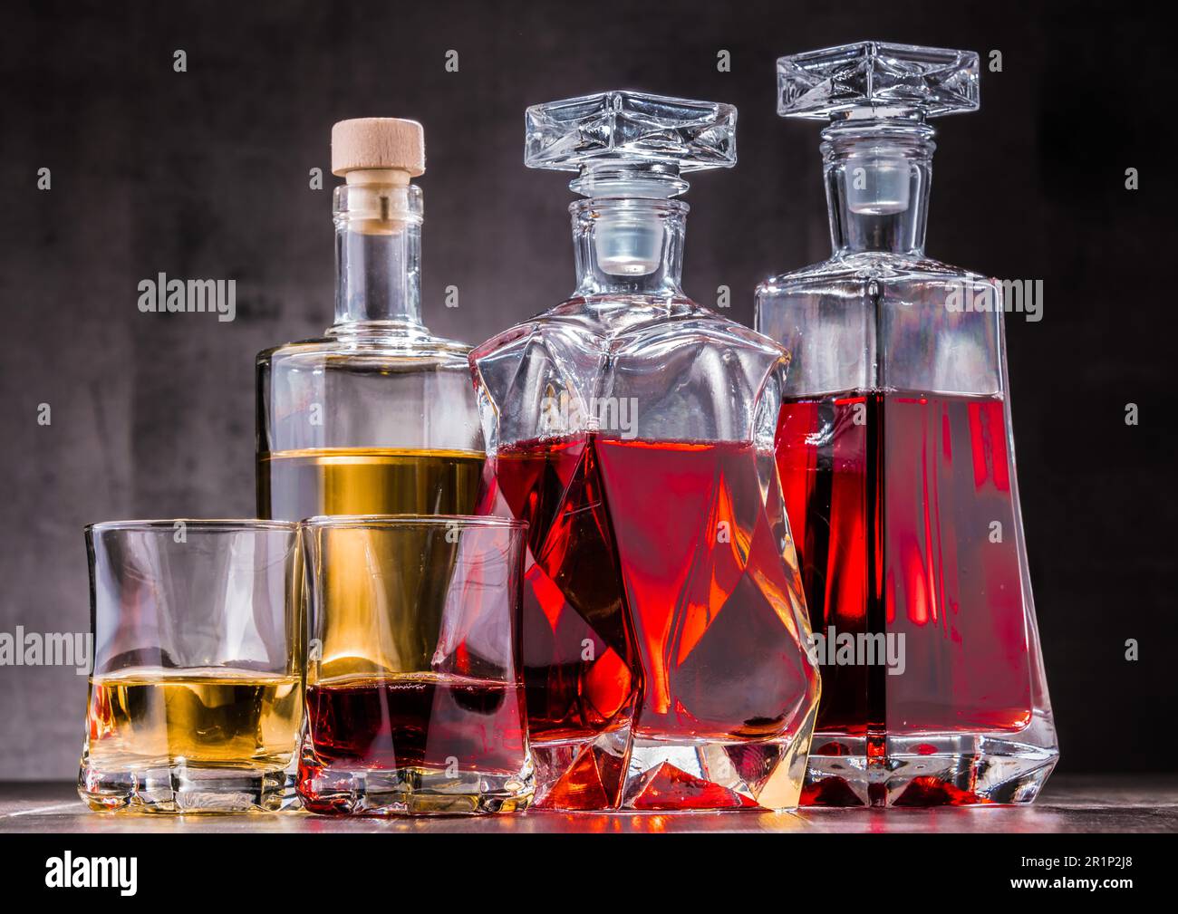 Composition avec carafe et bouteilles de boissons alcoolisées variées Banque D'Images