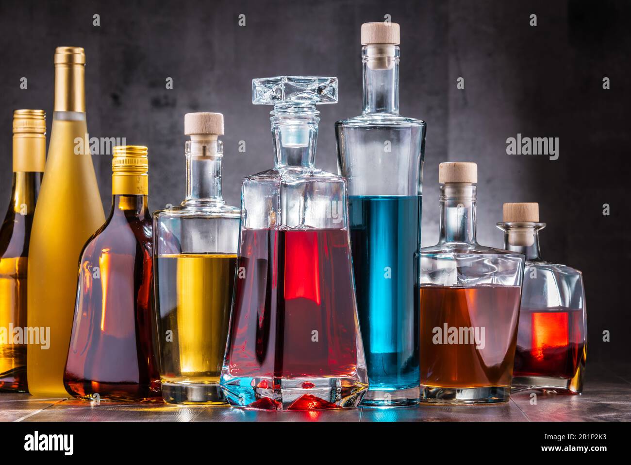 Composition avec carafe et bouteilles de boissons alcoolisées variées Banque D'Images