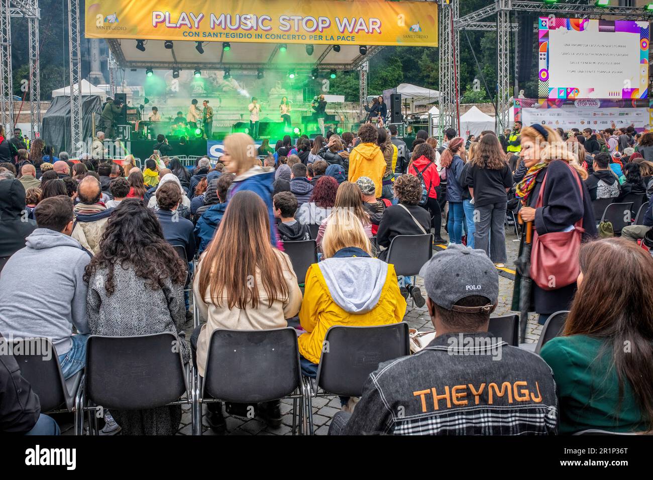 Des spectateurs assistent au concert pour la paix organisé par la Communauté de Sant'Egidio. "Play Music Stop War" sur la Piazza del Popolo, la deuxième édition du marathon de musique organisé par la Communauté de Sant'Egidio pour dire non à la guerre en Ukraine et à toutes les guerres. Les finalistes du concours de musique "Play Music Stop violence", promu par le mouvement Jeunesse pour la paix, étaient également sur scène: De jeunes artistes et groupes émergents ont proposé leurs chansons originales au nom de la paix, de la solidarité et de l'inclusion. La Communauté de Sant'Egidio est un mouvement laïc d'inspiration chrétienne catholique, dédié à la prière et au Banque D'Images